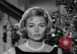 Immagine di Donna Reed e legami di risparmio United States USA, 1961, secondo 16 filmato di repertorio 65675052225