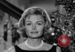 Immagine di Donna Reed e legami di risparmio United States USA, 1961, secondo 18 filmato di repertorio 65675052225