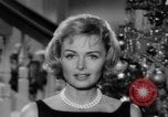 Immagine di Donna Reed e legami di risparmio United States USA, 1961, secondo 26 filmato di repertorio 65675052225