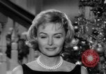Immagine di Donna Reed e legami di risparmio United States USA, 1961, secondo 28 filmato di repertorio 65675052225