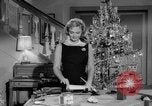 Immagine di Donna Reed e legami di risparmio United States USA, 1961, secondo 29 filmato di repertorio 65675052225