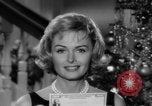 Immagine di Donna Reed e legami di risparmio United States USA, 1961, secondo 31 filmato di repertorio 65675052225