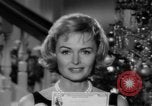 Immagine di Donna Reed e legami di risparmio United States USA, 1961, secondo 33 filmato di repertorio 65675052225