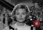Immagine di Donna Reed e legami di risparmio United States USA, 1961, secondo 34 filmato di repertorio 65675052225