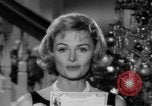 Immagine di Donna Reed e legami di risparmio United States USA, 1961, secondo 35 filmato di repertorio 65675052225