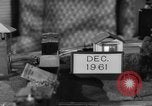 Immagine di Donna Reed e legami di risparmio United States USA, 1961, secondo 45 filmato di repertorio 65675052225