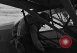 Standbild US Army Piloten fliegen Stinson L-5 Sentinal Flugzeug Palawan Philippinen, 1945, aus Sekunde 5 historischem Filmmaterial Videoclip 65675052254