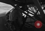 Standbild US Army Piloten fliegen Stinson L-5 Sentinal Flugzeug Palawan Philippinen, 1945, aus Sekunde 6 historischem Filmmaterial Videoclip 65675052254