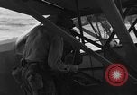 Standbild US Army Piloten fliegen Stinson L-5 Sentinal Flugzeug Palawan Philippinen, 1945, aus Sekunde 7 historischem Filmmaterial Videoclip 65675052254