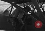 Standbild US Army Piloten fliegen Stinson L-5 Sentinal Flugzeug Palawan Philippinen, 1945, aus Sekunde 14 historischem Filmmaterial Videoclip 65675052254