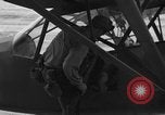Standbild US Army Piloten fliegen Stinson L-5 Sentinal Flugzeug Palawan Philippinen, 1945, aus Sekunde 15 historischem Filmmaterial Videoclip 65675052254