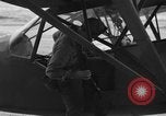 Standbild US Army Piloten fliegen Stinson L-5 Sentinal Flugzeug Palawan Philippinen, 1945, aus Sekunde 16 historischem Filmmaterial Videoclip 65675052254
