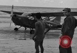 Standbild US Army Piloten fliegen Stinson L-5 Sentinal Flugzeug Palawan Philippinen, 1945, aus Sekunde 20 historischem Filmmaterial Videoclip 65675052254