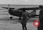 Standbild US Army Piloten fliegen Stinson L-5 Sentinal Flugzeug Palawan Philippinen, 1945, aus Sekunde 21 historischem Filmmaterial Videoclip 65675052254