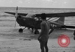 Standbild US Army Piloten fliegen Stinson L-5 Sentinal Flugzeug Palawan Philippinen, 1945, aus Sekunde 22 historischem Filmmaterial Videoclip 65675052254