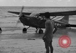 Standbild US Army Piloten fliegen Stinson L-5 Sentinal Flugzeug Palawan Philippinen, 1945, aus Sekunde 24 historischem Filmmaterial Videoclip 65675052254