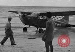 Standbild US Army Piloten fliegen Stinson L-5 Sentinal Flugzeug Palawan Philippinen, 1945, aus Sekunde 25 historischem Filmmaterial Videoclip 65675052254