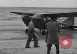 Standbild US Army Piloten fliegen Stinson L-5 Sentinal Flugzeug Palawan Philippinen, 1945, aus Sekunde 26 historischem Filmmaterial Videoclip 65675052254
