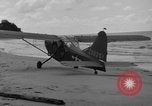 Standbild US Army Piloten fliegen Stinson L-5 Sentinal Flugzeug Palawan Philippinen, 1945, aus Sekunde 32 historischem Filmmaterial Videoclip 65675052254