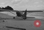 Standbild US Army Piloten fliegen Stinson L-5 Sentinal Flugzeug Palawan Philippinen, 1945, aus Sekunde 33 historischem Filmmaterial Videoclip 65675052254