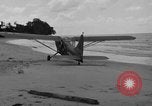 Standbild US Army Piloten fliegen Stinson L-5 Sentinal Flugzeug Palawan Philippinen, 1945, aus Sekunde 34 historischem Filmmaterial Videoclip 65675052254