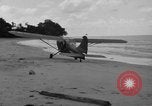 Standbild US Army Piloten fliegen Stinson L-5 Sentinal Flugzeug Palawan Philippinen, 1945, aus Sekunde 35 historischem Filmmaterial Videoclip 65675052254