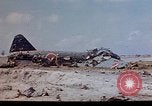 Standbild 4 US-Marine Division in der Schlacht Marshall Inseln, 1944, aus Sekunde 16 historischem Filmmaterial Videoclip 65675052298