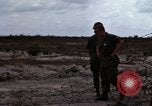 Standbild USA Soldaten Vietnam Bien Hoa Air Base, 1968, aus Sekunde 15 historischem Filmmaterial Videoclip 65675052302