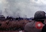 Immagine di I soldati americani in azione nel corso dell'offensiva del Tet Long Binh Vietnam, 1968, secondo 10 filmato di repertorio 65675052311