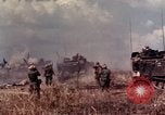 Immagine di I soldati americani in azione nel corso dell'offensiva del Tet Long Binh Vietnam, 1968, secondo 26 filmato di repertorio 65675052311