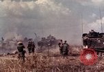 Immagine di I soldati americani in azione nel corso dell'offensiva del Tet Long Binh Vietnam, 1968, secondo 27 filmato di repertorio 65675052311