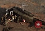 Image MEDEVAC Saigon Vietnam Tan fils Base aérienne Nhut, 1968, de la seconde 60 séquences d'archives historiques vidéo 65675052317