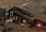 Image MEDEVAC Saigon Vietnam Tan fils Base aérienne Nhut, 1968, de la seconde 62 séquences d'archives historiques vidéo 65675052317