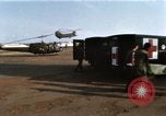 Image les troupes des États-Unis Saigon Vietnam Tan fils Base aérienne Nhut, 1968, de la seconde 58 séquences d'archives historiques vidéo 65675052318