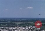 Standbild UH-1B Saigon Vietnam Tan Son Nhut Air Base, 1968, aus Sekunde 25 historischem Filmmaterial Videoclip 65675052320