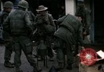 Image La Compagnie H du 2e bataillon du 5e Marines La teinte Vietnam, 1968, de la seconde 4 séquences d'archives historiques vidéo 65675052335