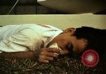 Immagine di Vietcong caduti in Embassy motivi Saigon Vietnam, 1968, secondo 13 filmato di repertorio 65675052350