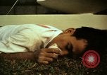 Immagine di Vietcong caduti in Embassy motivi Saigon Vietnam, 1968, secondo 15 filmato di repertorio 65675052350