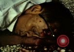 Immagine di Vietcong caduti in Embassy motivi Saigon Vietnam, 1968, secondo 42 filmato di repertorio 65675052350