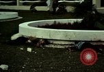 Immagine di Vietcong caduti in Embassy motivi Saigon Vietnam, 1968, secondo 52 filmato di repertorio 65675052350
