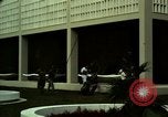 Immagine di Vietcong caduti in Embassy motivi Saigon Vietnam, 1968, secondo 57 filmato di repertorio 65675052350