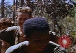 Image les soldats américains à capturé VC complexe tunnel Vietnam, 1968, de la seconde 28 séquences d'archives historiques vidéo 65675052380
