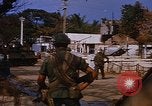 Standbild US-Truppen suchen Viet Cong Saigon Vietnam, 1968, aus Sekunde 7 historischem Filmmaterial Videoclip 65675052381