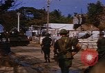 Standbild US-Truppen suchen Viet Cong Saigon Vietnam, 1968, aus Sekunde 10 historischem Filmmaterial Videoclip 65675052381