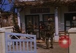 Standbild US-Truppen suchen Viet Cong Saigon Vietnam, 1968, aus Sekunde 13 historischem Filmmaterial Videoclip 65675052381