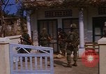 Standbild US-Truppen suchen Viet Cong Saigon Vietnam, 1968, aus Sekunde 14 historischem Filmmaterial Videoclip 65675052381
