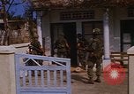 Standbild US-Truppen suchen Viet Cong Saigon Vietnam, 1968, aus Sekunde 15 historischem Filmmaterial Videoclip 65675052381