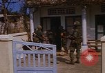 Standbild US-Truppen suchen Viet Cong Saigon Vietnam, 1968, aus Sekunde 16 historischem Filmmaterial Videoclip 65675052381