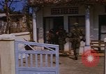 Standbild US-Truppen suchen Viet Cong Saigon Vietnam, 1968, aus Sekunde 20 historischem Filmmaterial Videoclip 65675052381