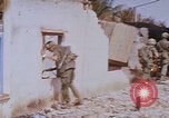 Standbild US-Truppen suchen Viet Cong Saigon Vietnam, 1968, aus Sekunde 22 historischem Filmmaterial Videoclip 65675052381